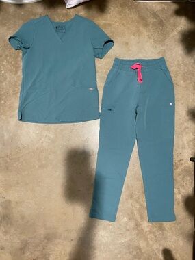 Figs XS Scrub Top and XXS Petite Scrub Pants